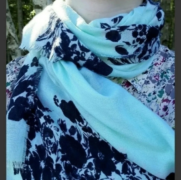 Old Navy Wrap/Scarf - Picture 3 of 3